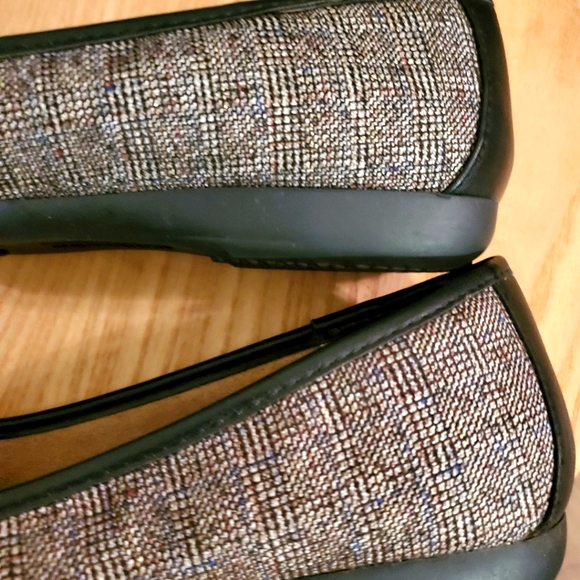 Craft and Borrow Ortholite Flats - Black and Grey with buckles - Size 8m - Picture 4 of 8